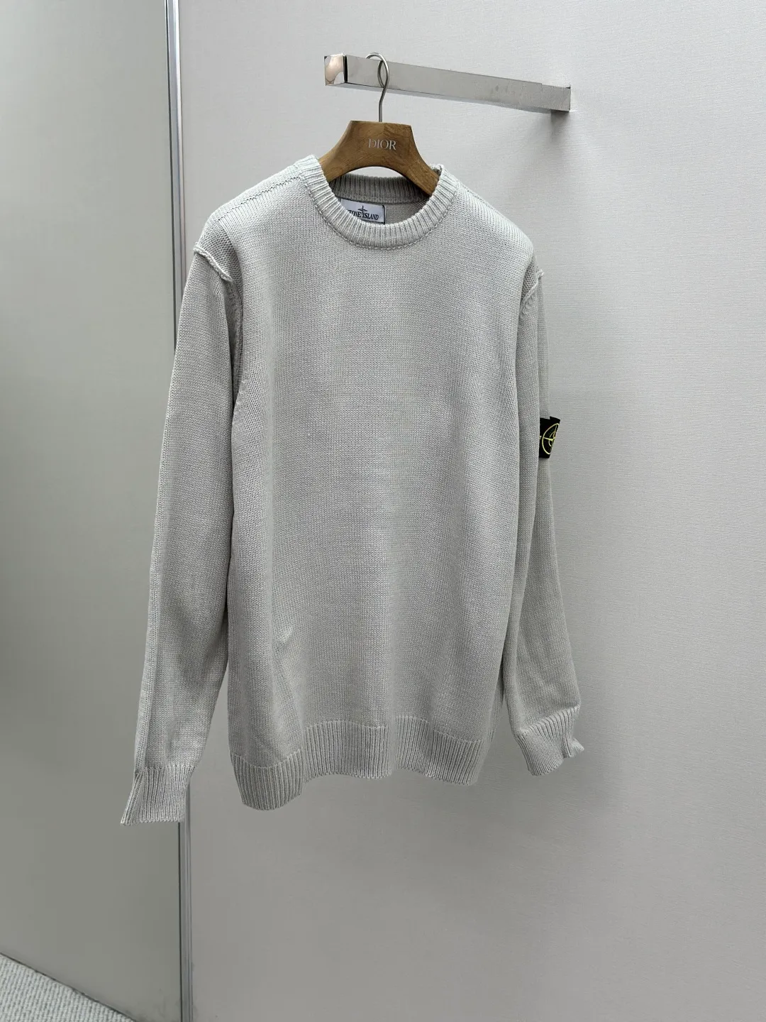 P420 Stonelsland Stone Island arm embroidered logo sweater Fabric: 30% wool, 50% cotton, 20% spandex.  Accessories: The arm embroidery logo is made of double-layer soft leather, with embroidery logo technology on the surface and embellishment with the brand logo. Comes with laser engraved metal buttons.  Process: garment washing-fixing color-fixing pattern-removing wool impurities.  This style is woven with a 7-needle imported machine, with knitted threads on the neck and hem, and embroidered logos on the arms to present the brand vision.  Accessories: Customized 1:1 washed trademark Accessories: Customized 1:1 embroidery label Accessories: Customized 1:1 lettering buttons Craftsmanship: S-M-L-XL Color: Black-Grey
